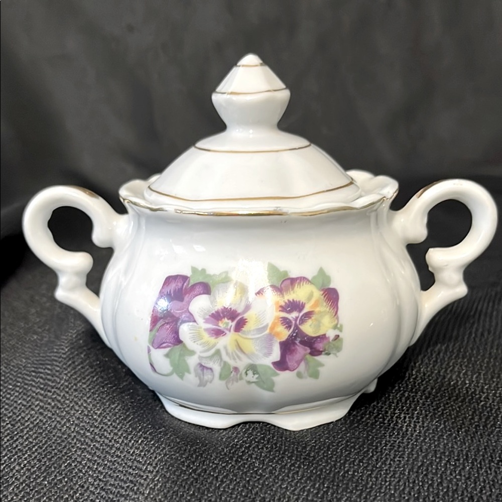 Ucagco sugar bowl with a lid, dating from the mid-20th century